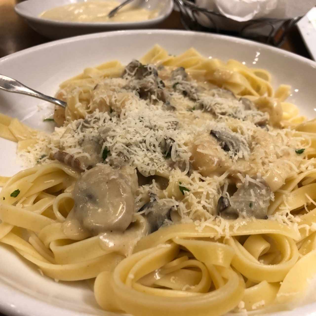 fettuccine en salsa de hongos con camarones