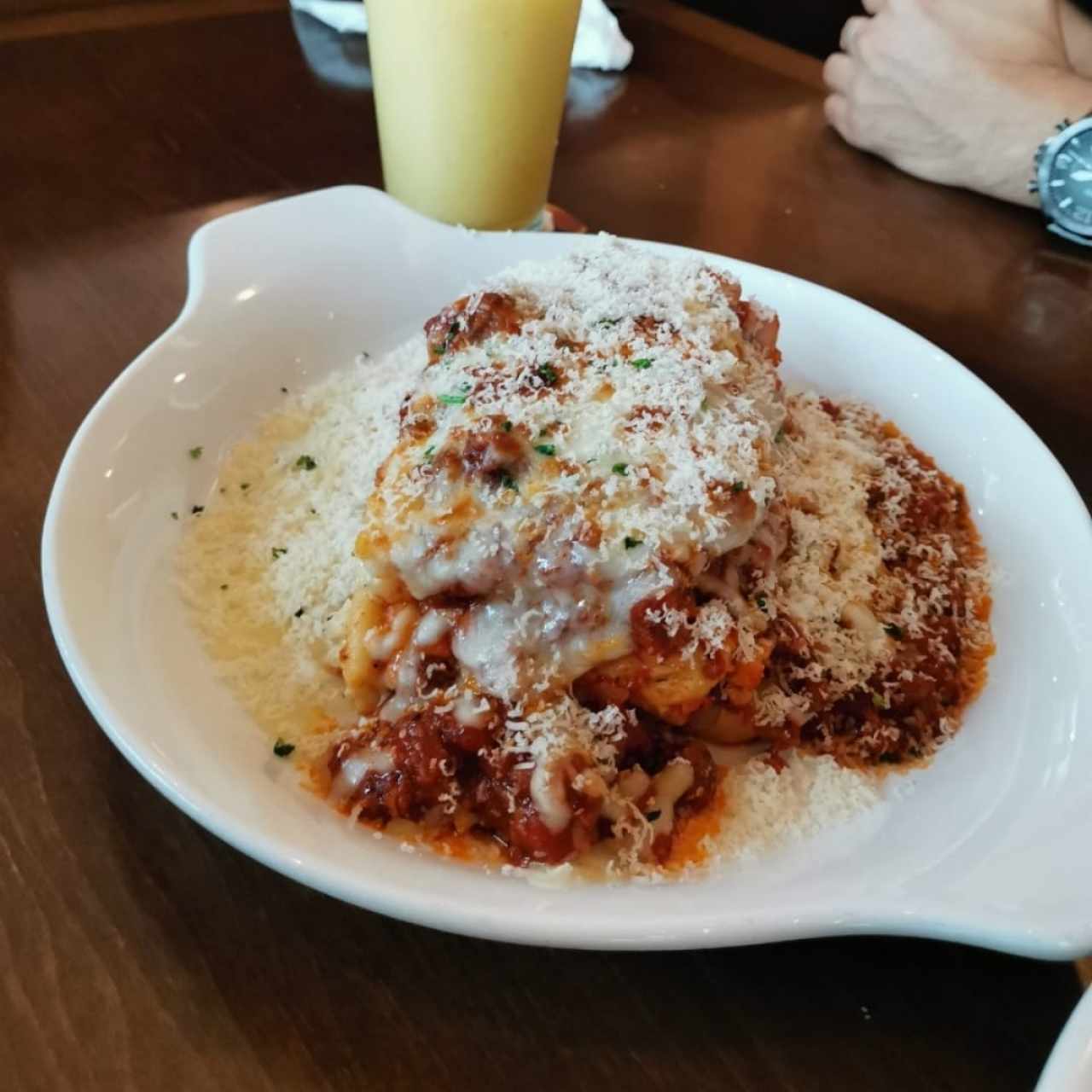 lasagna de carne en salsa roja