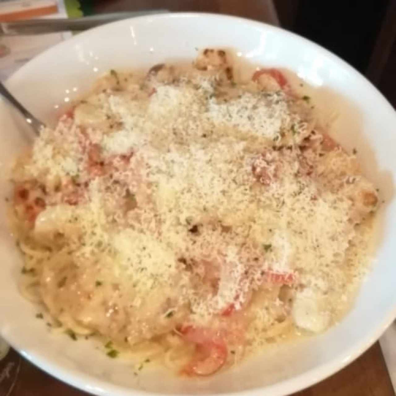 Spagheti con pollo y camarones 