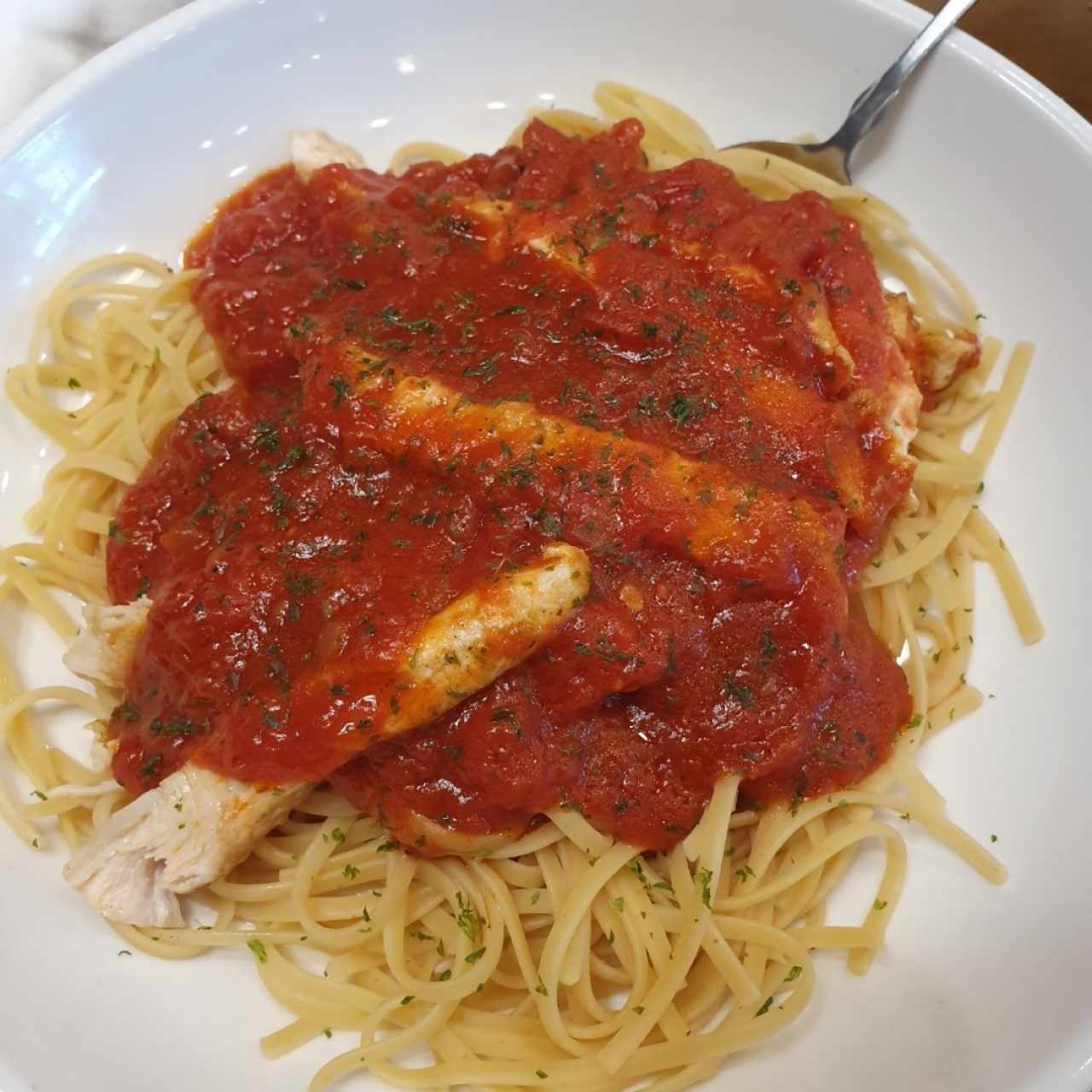 Pasta integral con pollo grill en salsa roja