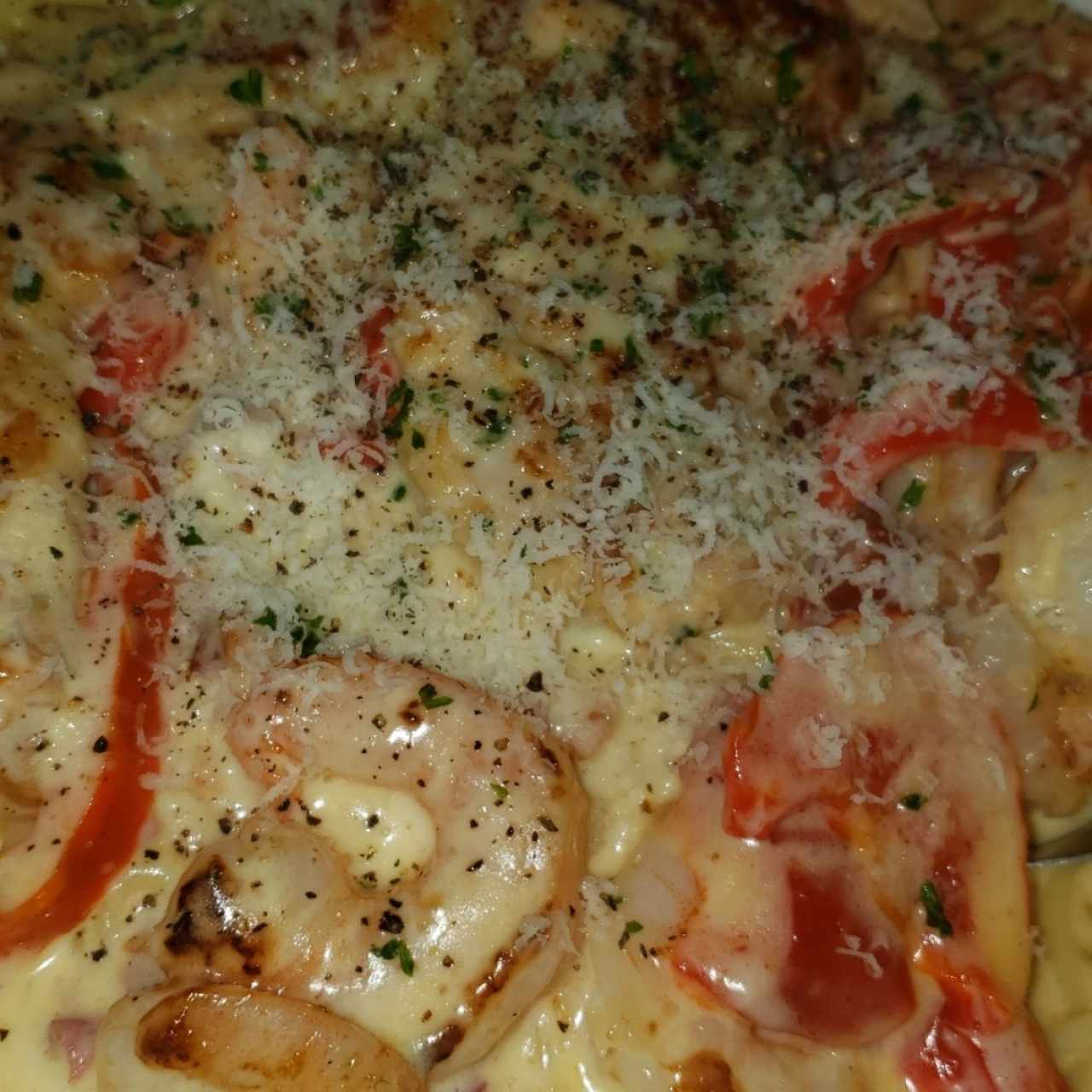 pasta carbonara con pollo y camarones