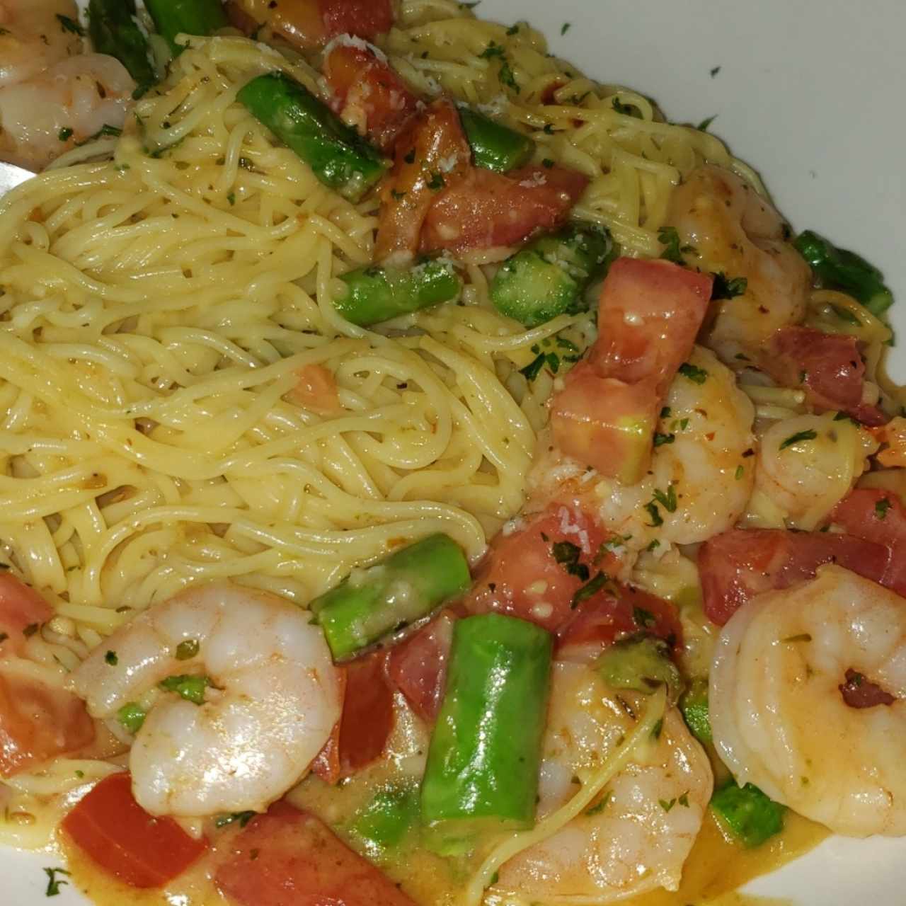 pasta capellini con camarones y espárrago