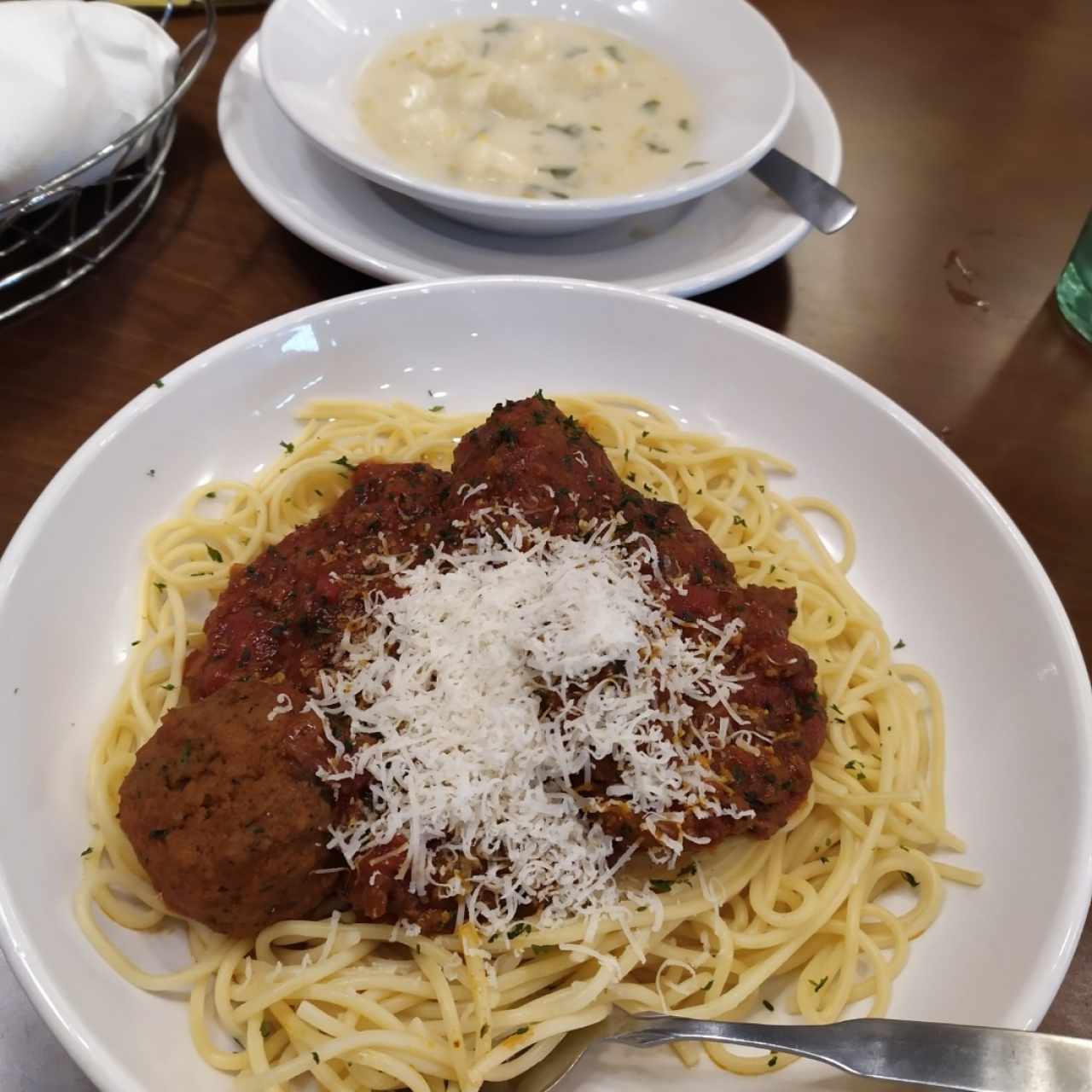 Spaghetti con albóndigas y salsa boloñesa