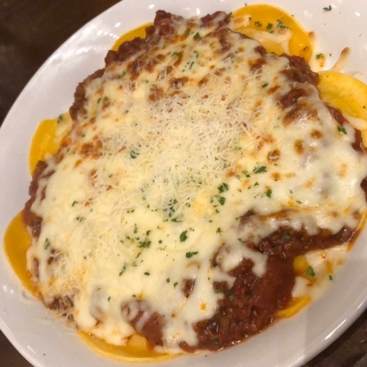 Ravioli con salsa bolognesa y quesos 