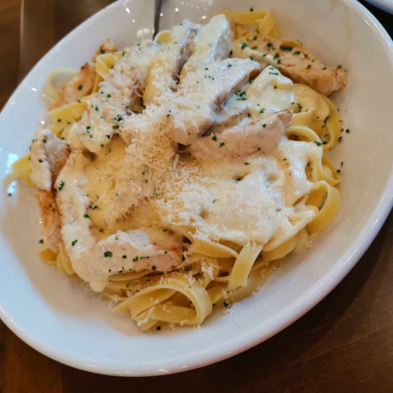 Fetuccini Alfredo con pollo