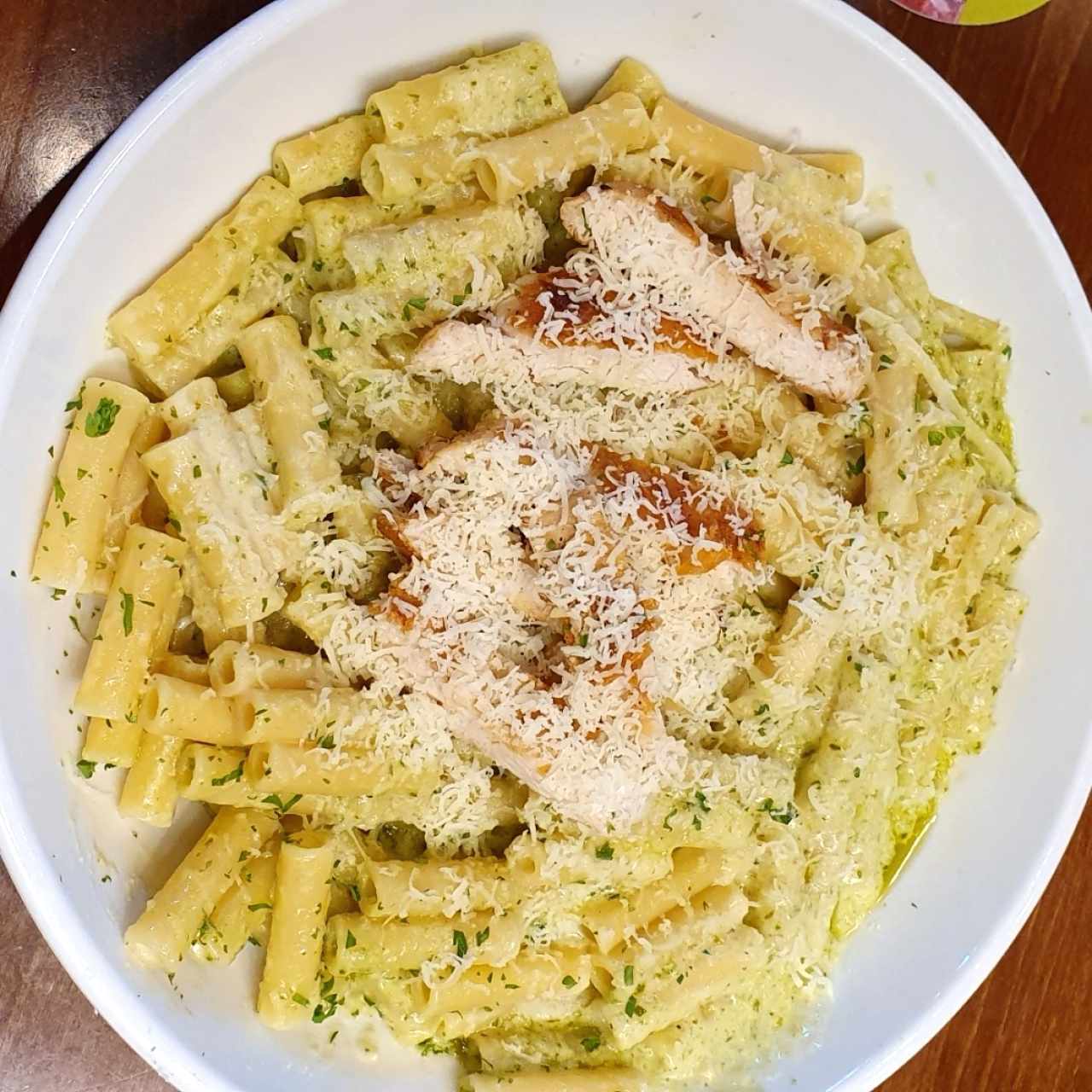 Ziti Creamy Pesto con Pollo a la Parrilla