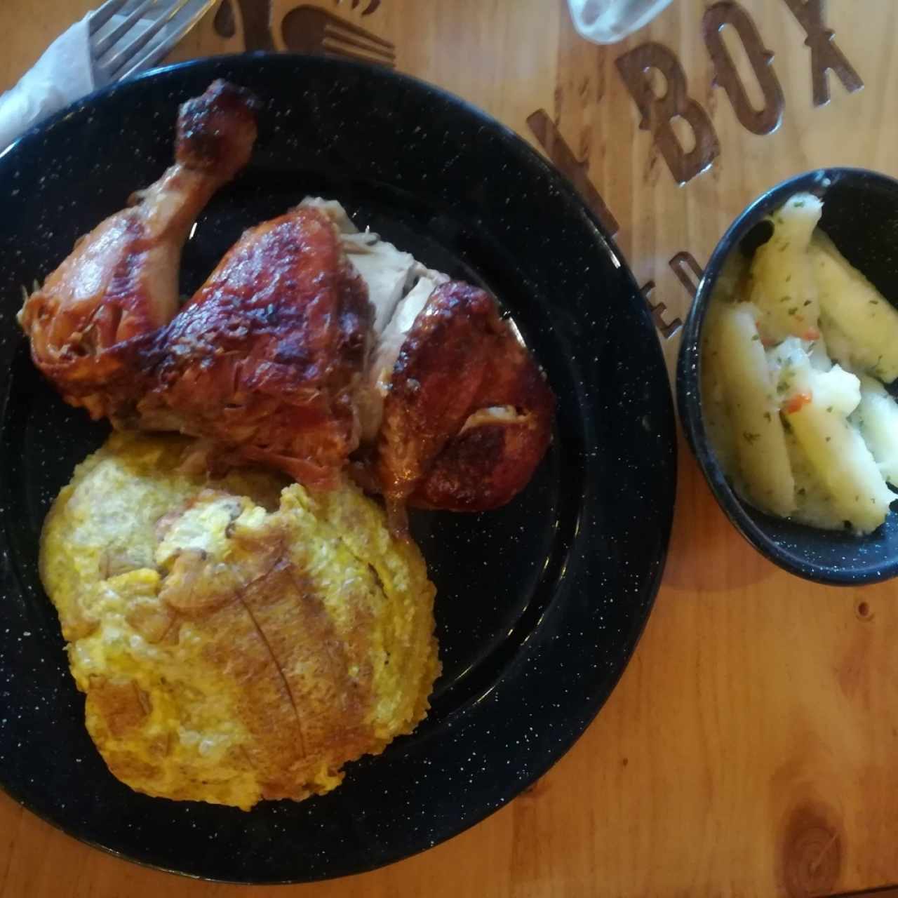 1/2 pollo con patacones y yucas