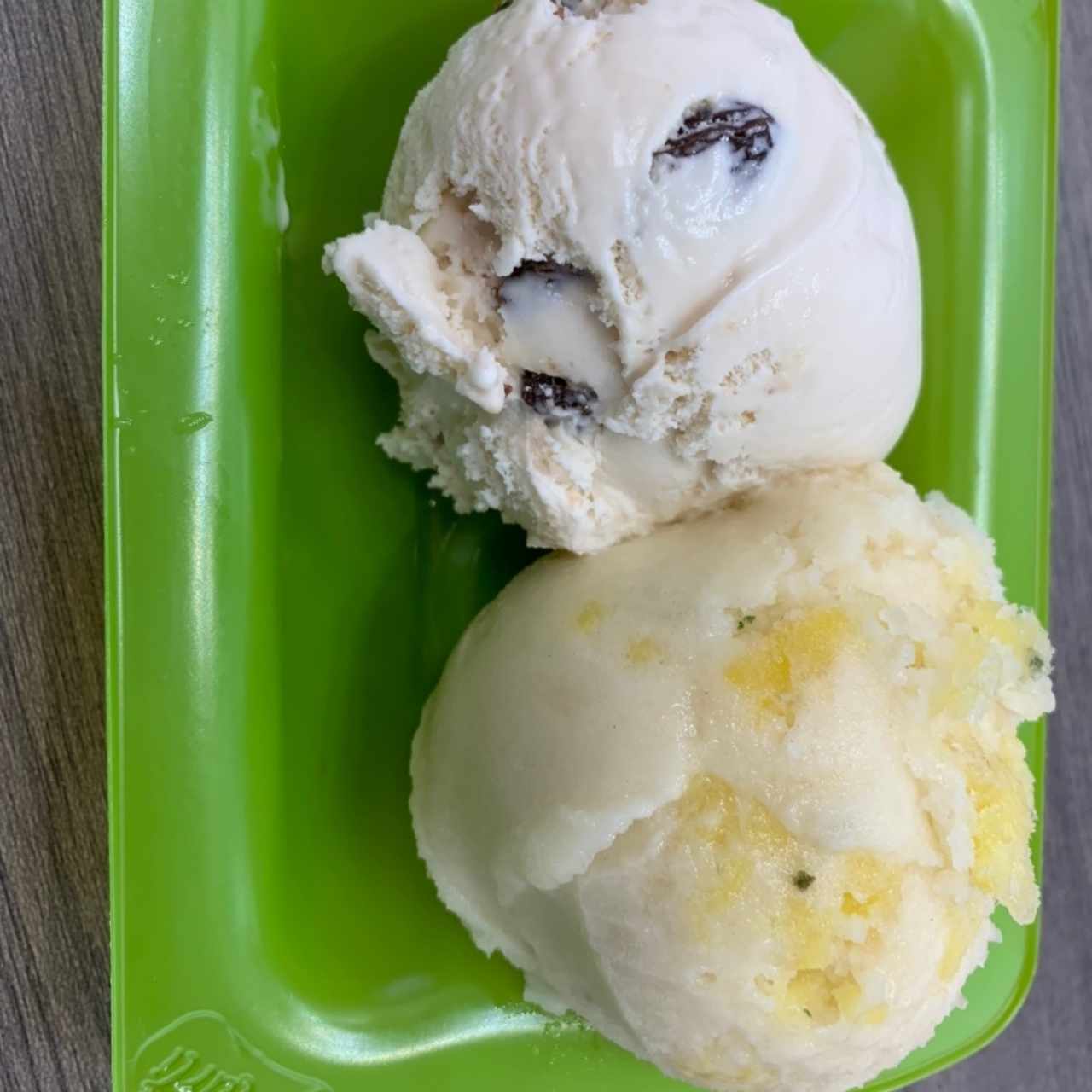 Dos Bolas:  Helados Ron con Pasas y Piña Hierbabuena