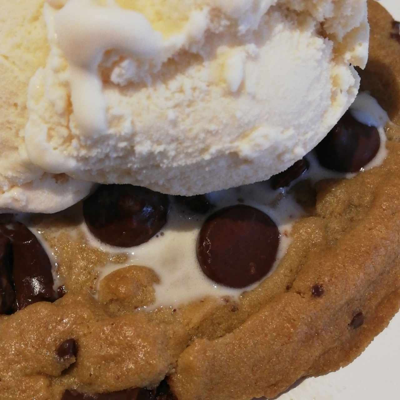 galleta con chisps de chocolate y helado de vainilla