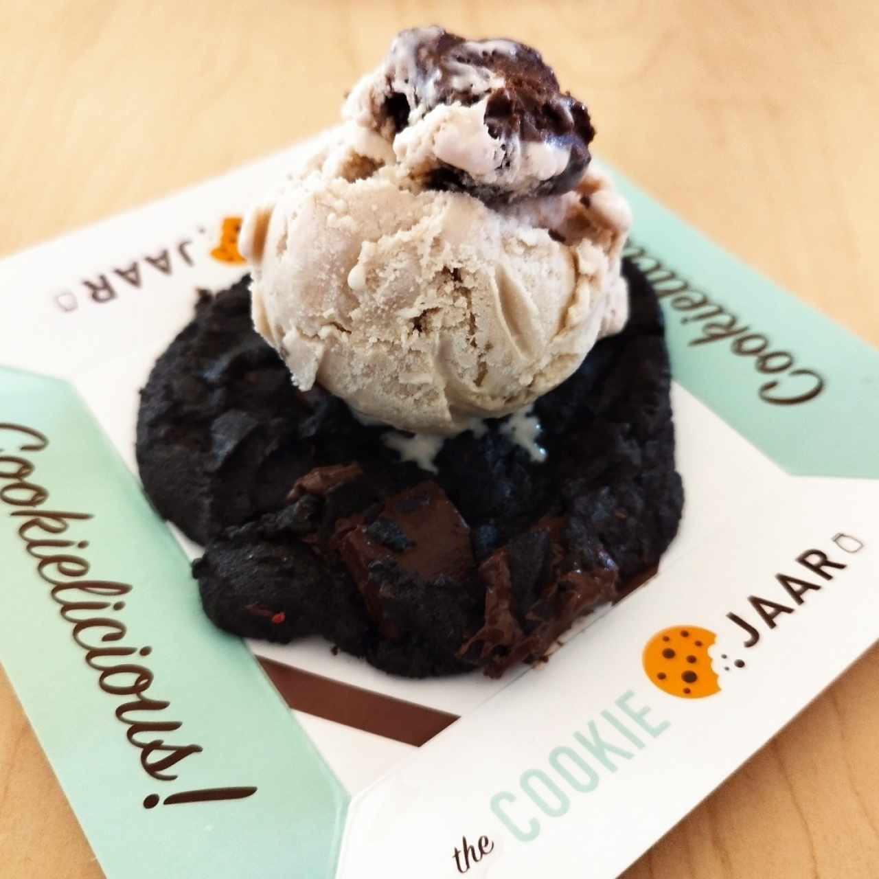 galleta de chocolate con helado de brownie