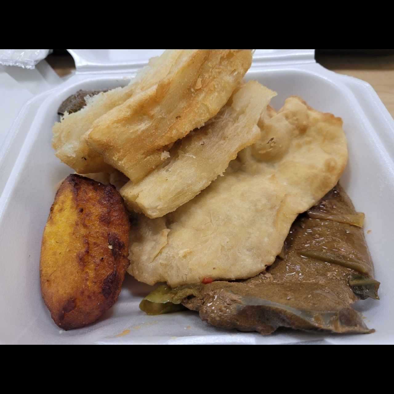 bistec encebollado con hojaldre, yucas y torrejita