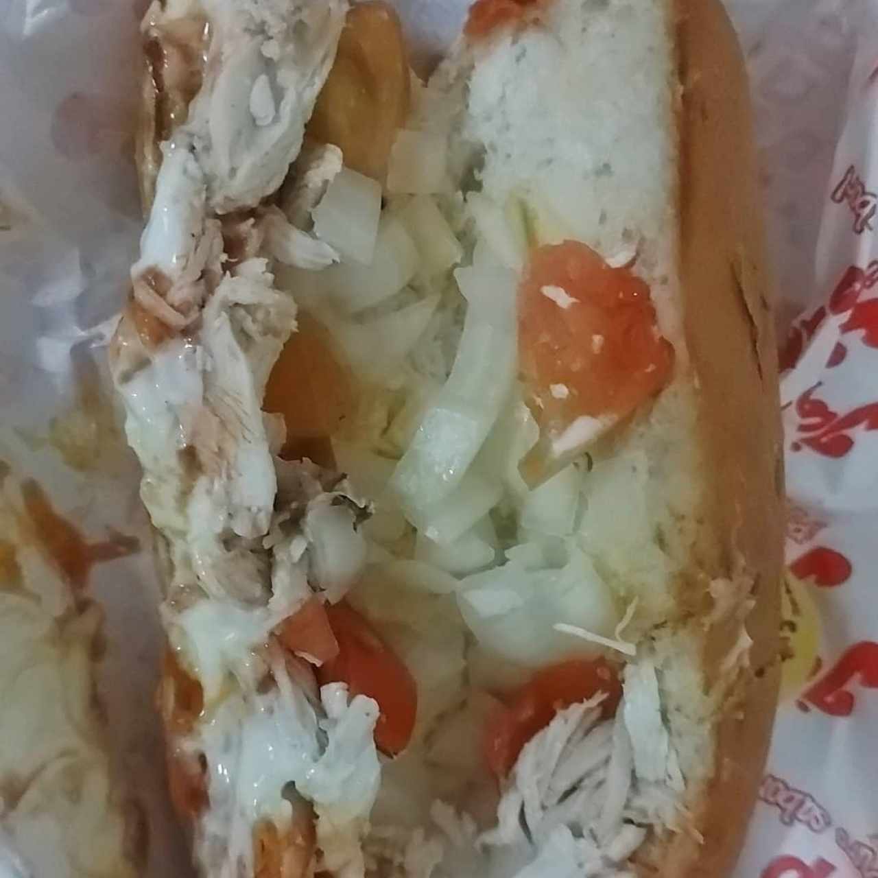 Se supone que es un emparedado de pollo. Al final fue de cebolla. 