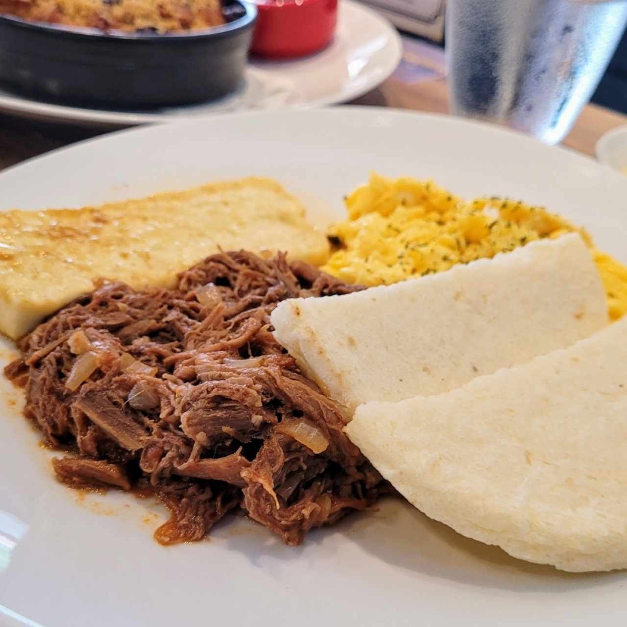 Ropa vieja en salsa criolla