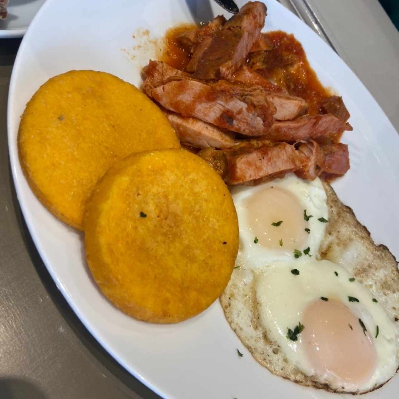 Tasajo acompañado de huevos y tortilla