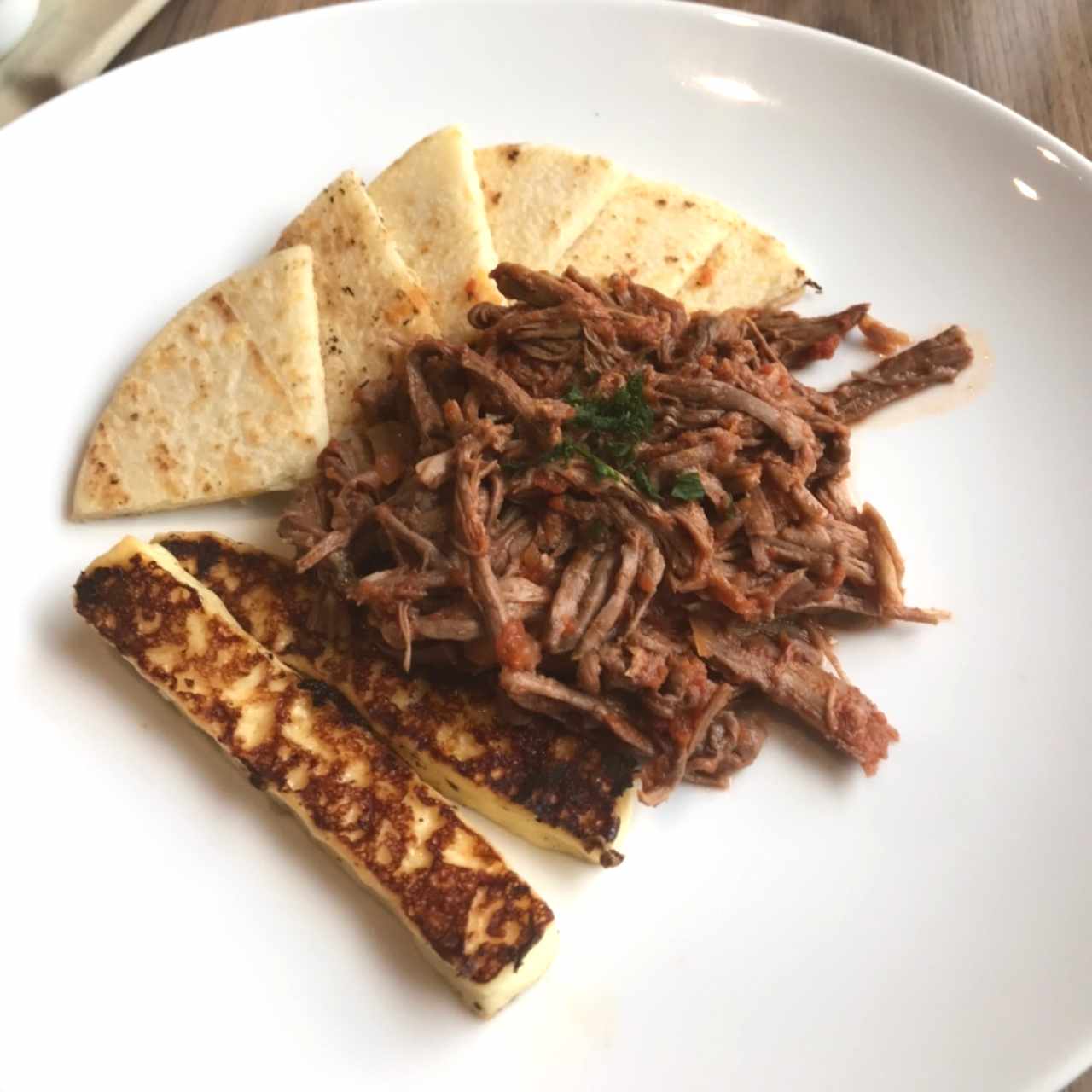 ropa vieja con arepas y quesos