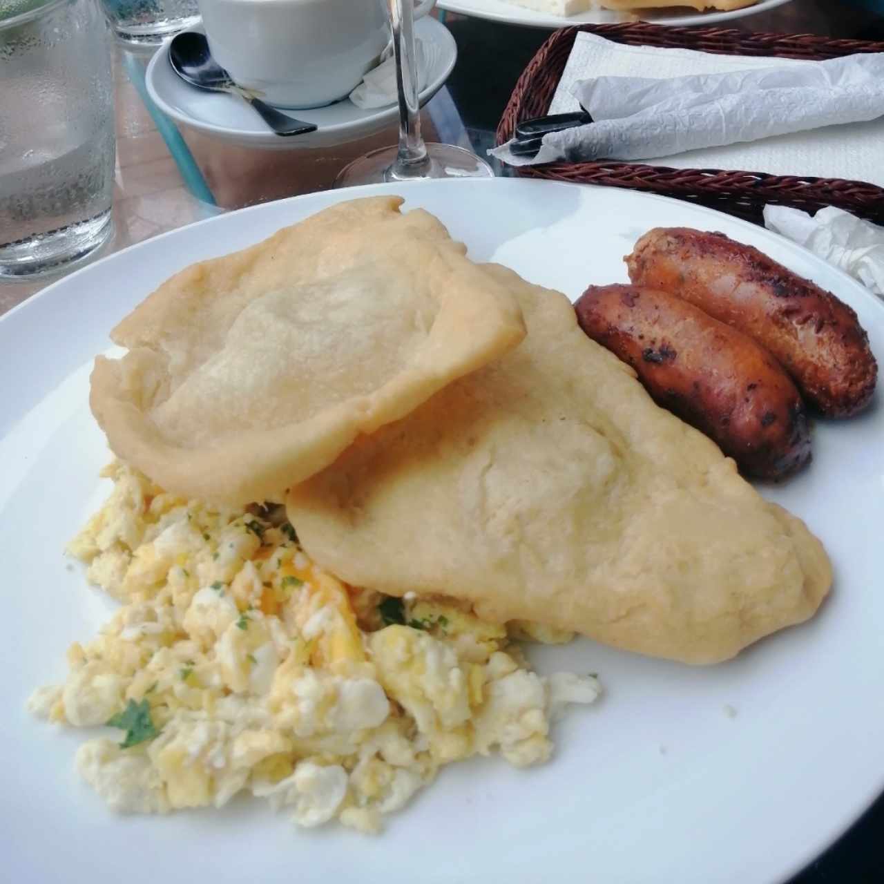 Hojaladres, con huevo y chorizo tableño