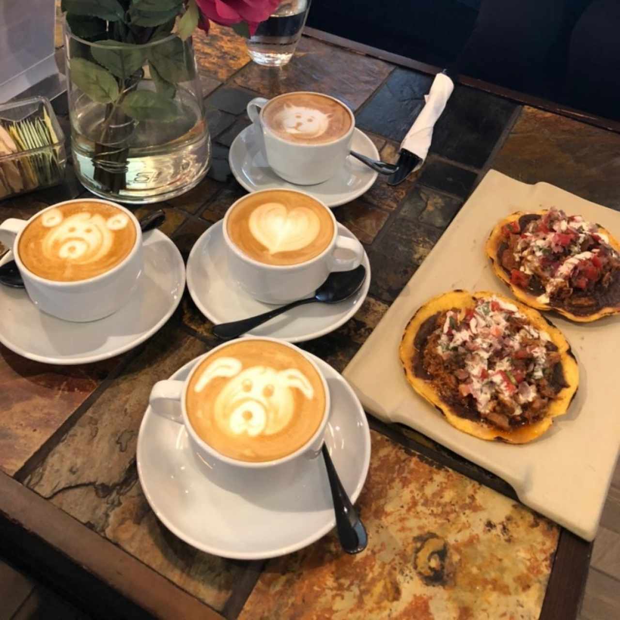 cappucinos y tostadas de pulled pork