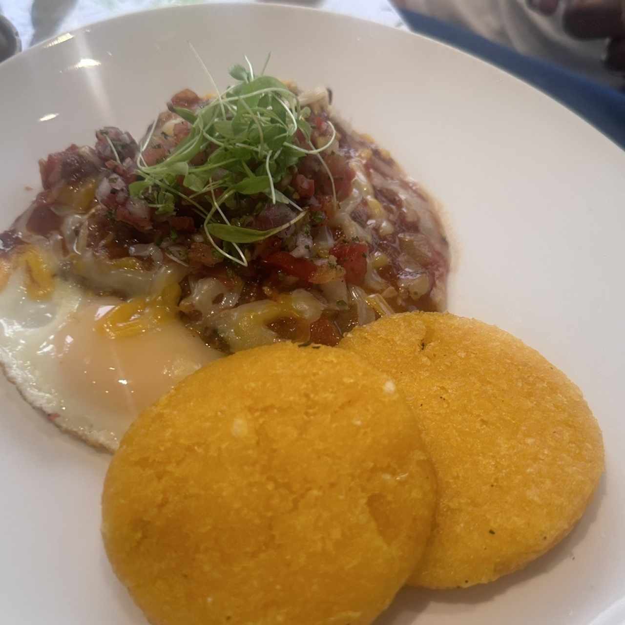 Huevos rancheros con side de tortilla