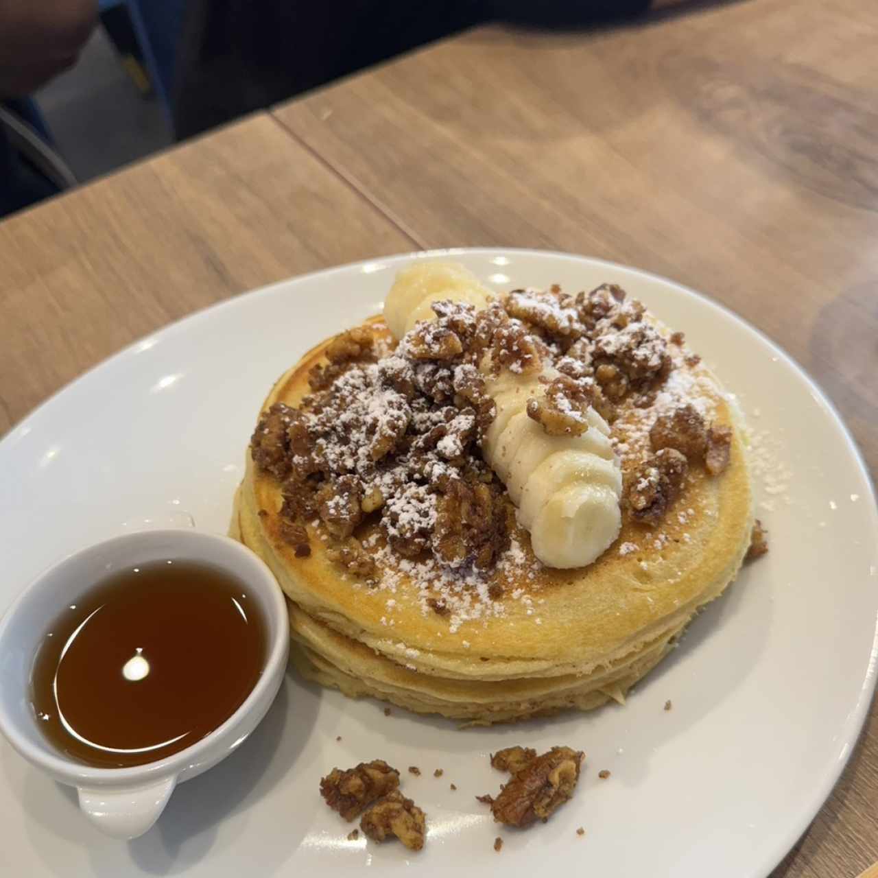 Pancakes con guineo y pecanas