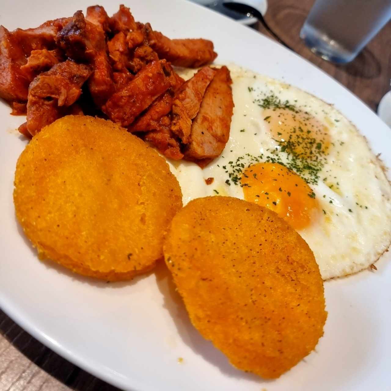 Tasajo entomatado con huevo