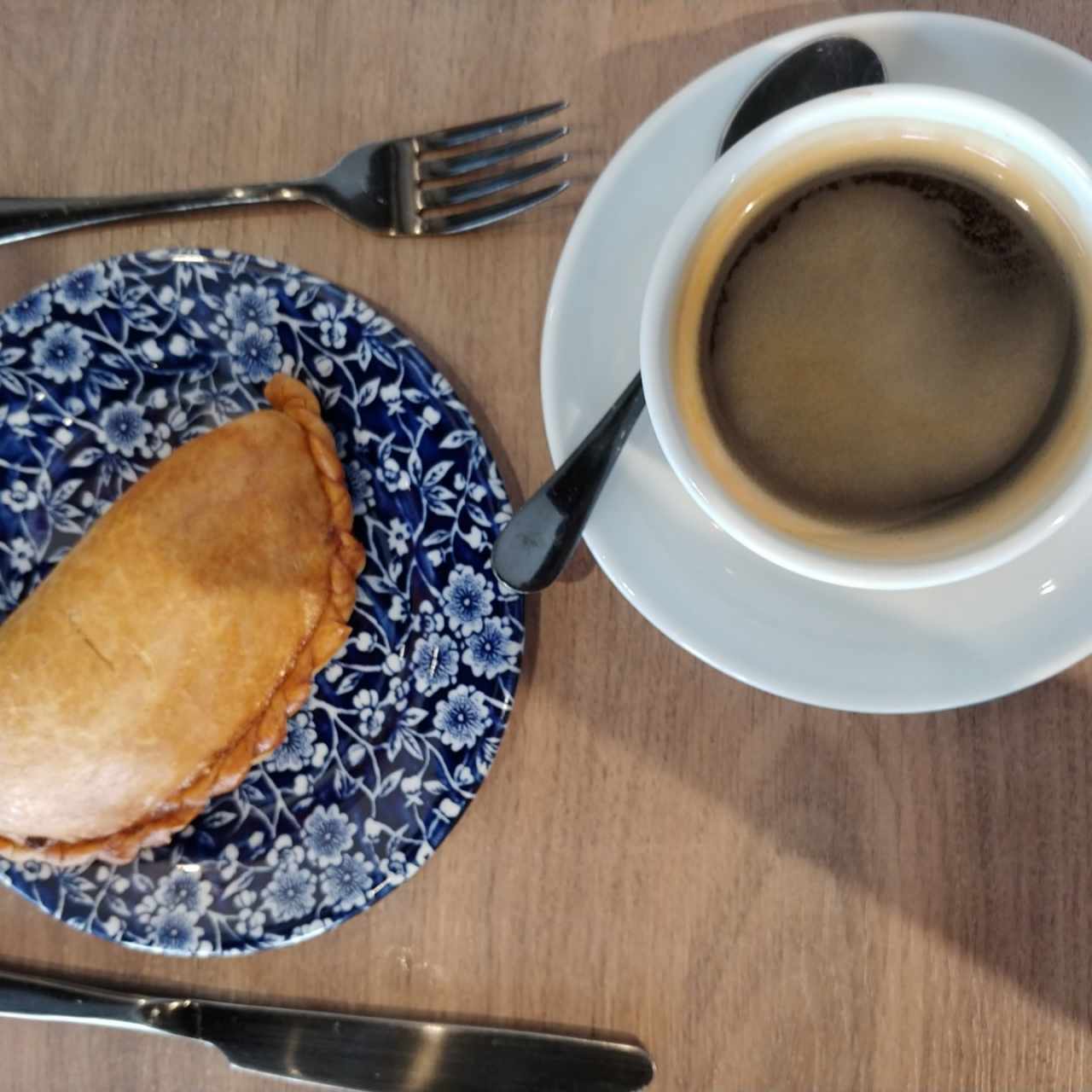 Empanada y Americano 