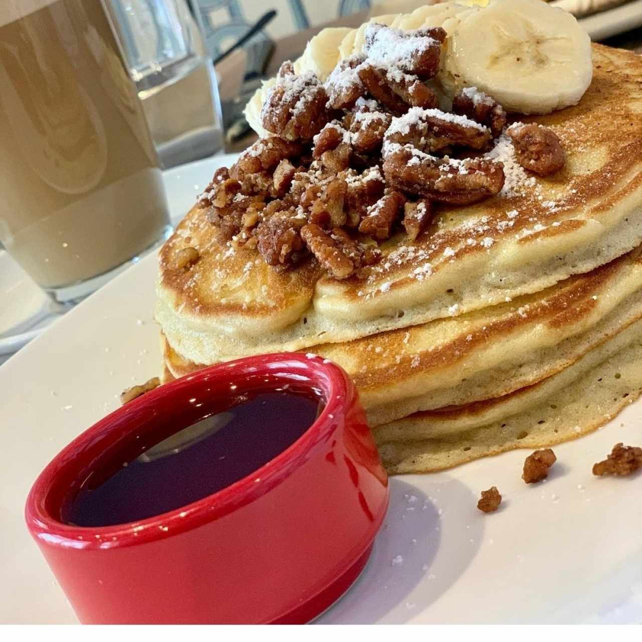 Pancakes con guineo y pecanas 