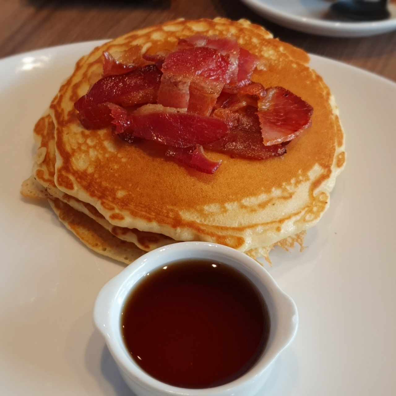 pancakes de maíz dulce y tocino acaramelado 