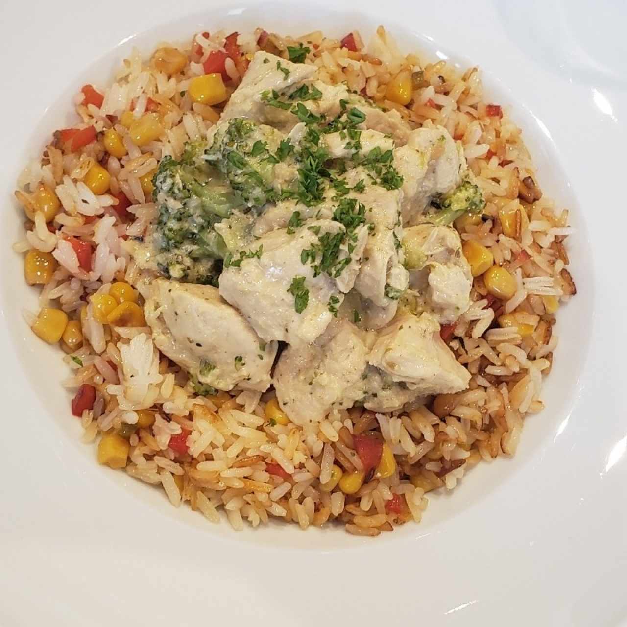 Caserola de Pollo con brócoli sobre arroz de maíz y pimentones 