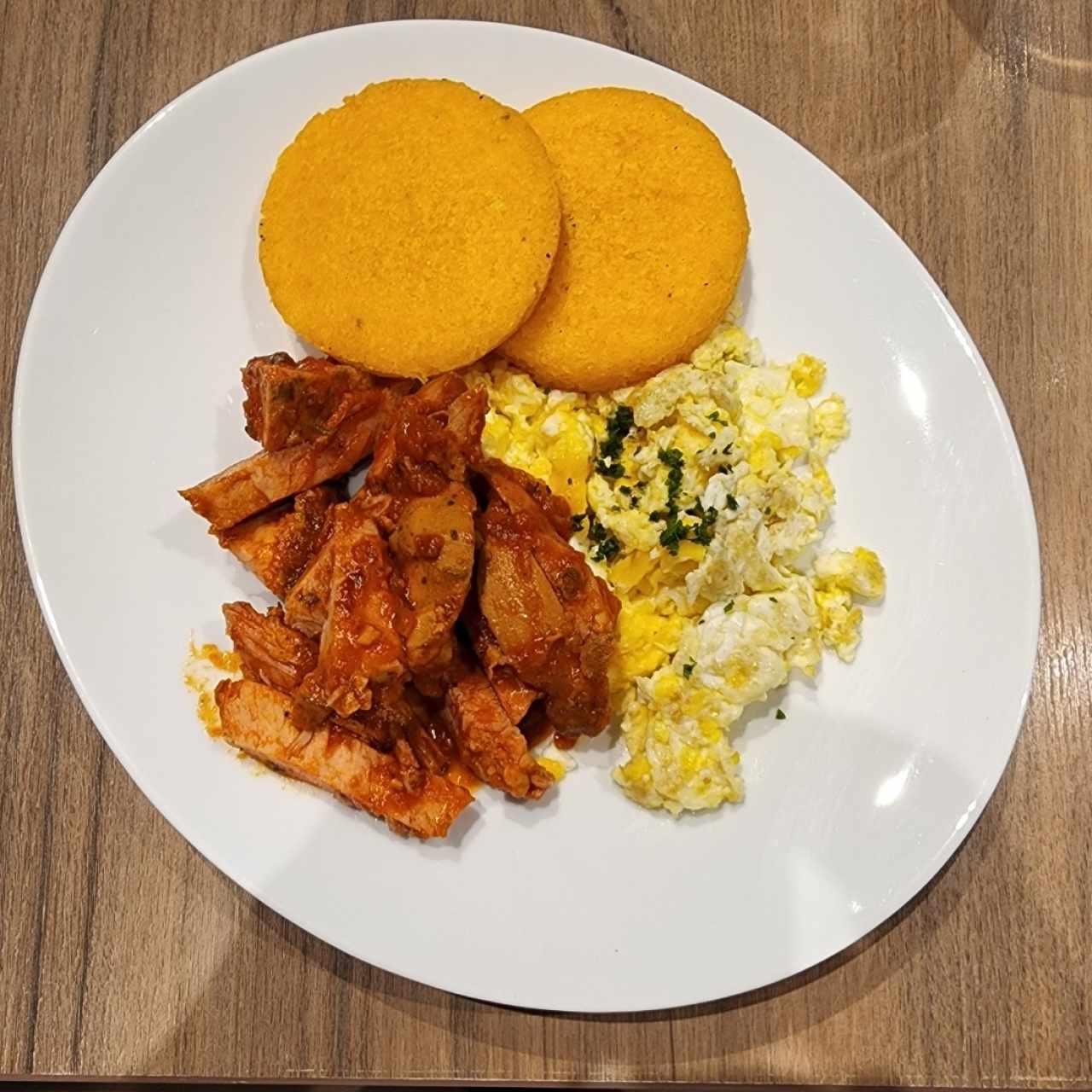 Tasajo con tortilla y huevo.