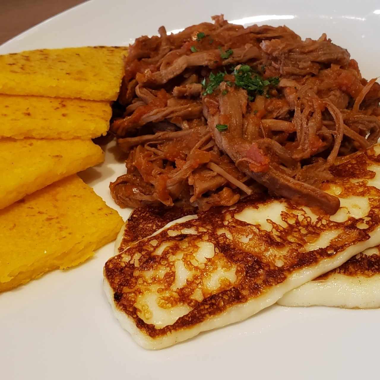 Ropa vieja, tortilla de maíz asada y queso asado