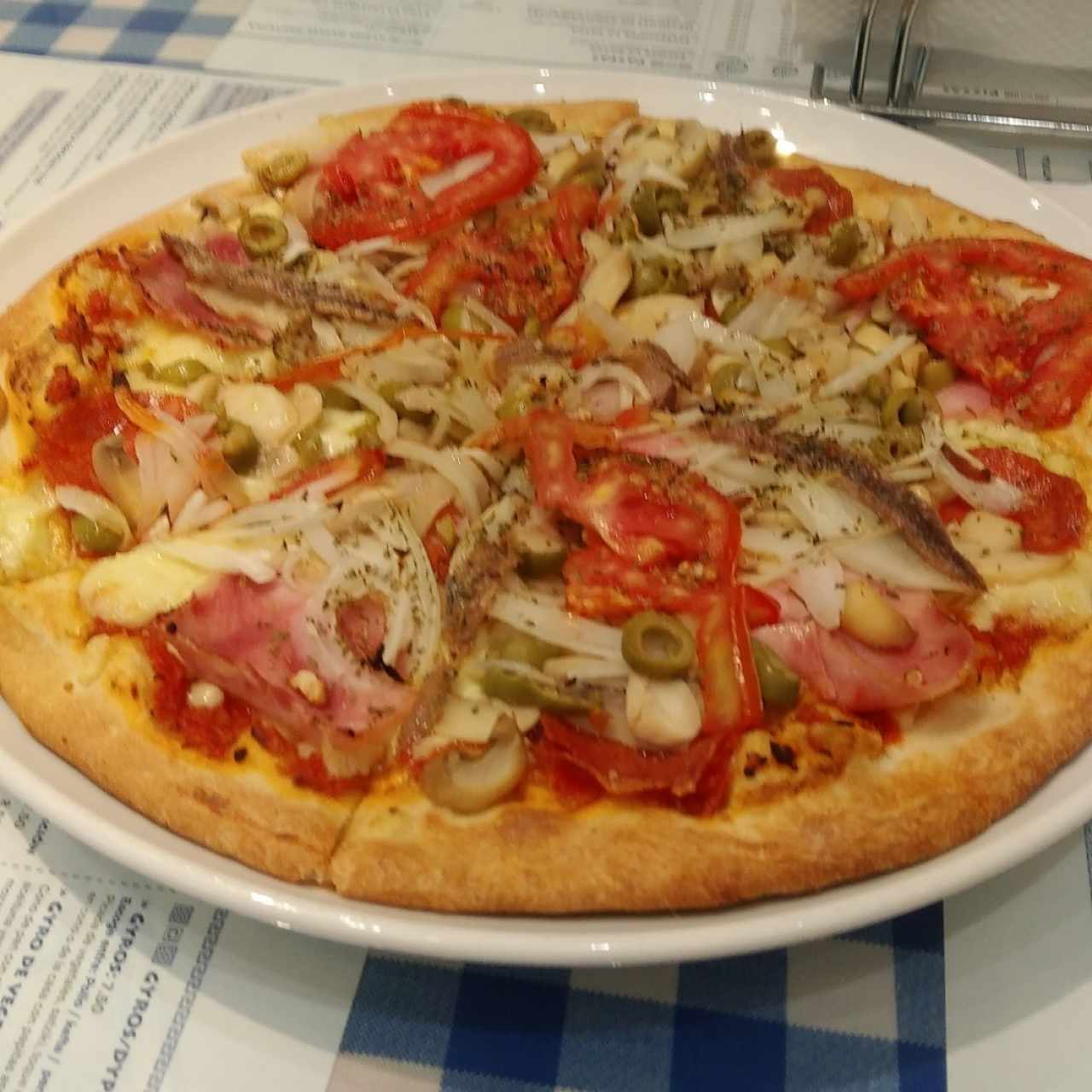 Pizza Ateniense regular.