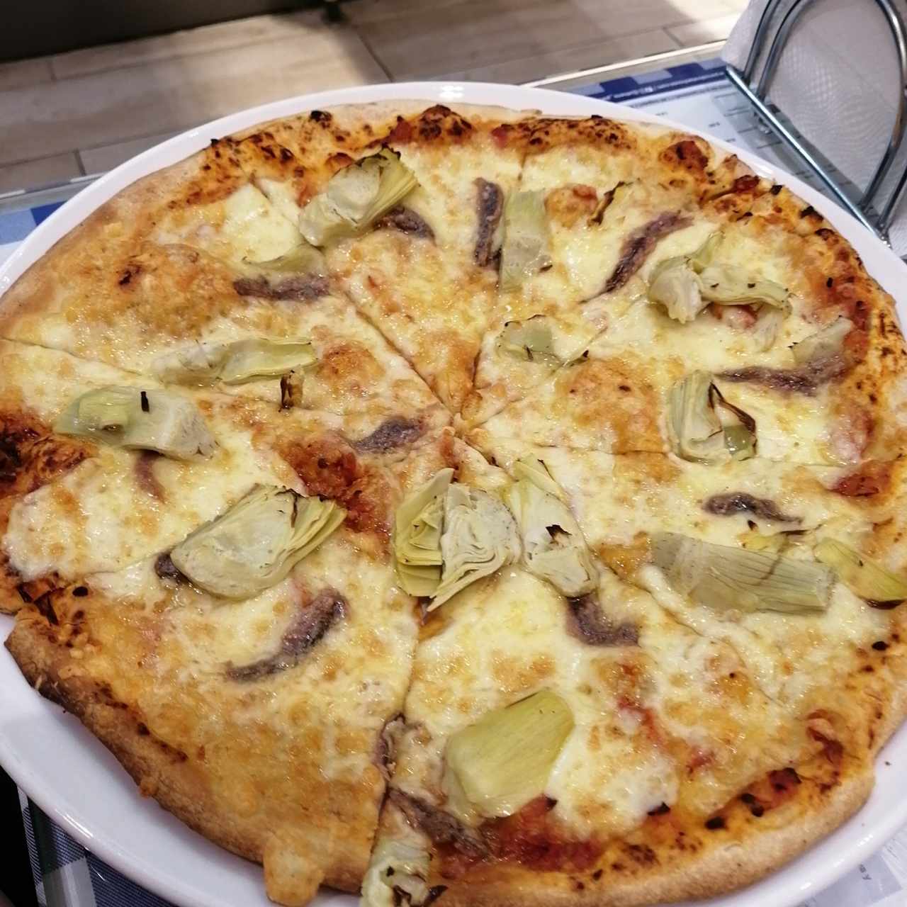 Pizza de anchoas y corazón de alcachofas