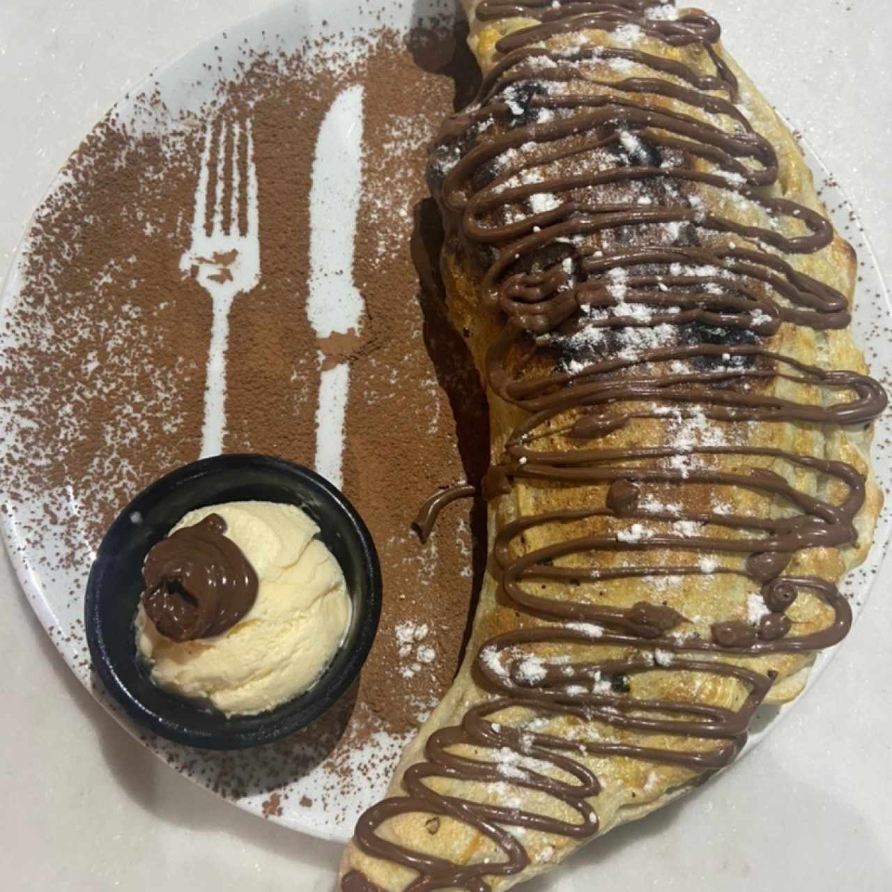 calzone de nutella con una bola de helado de vainilla