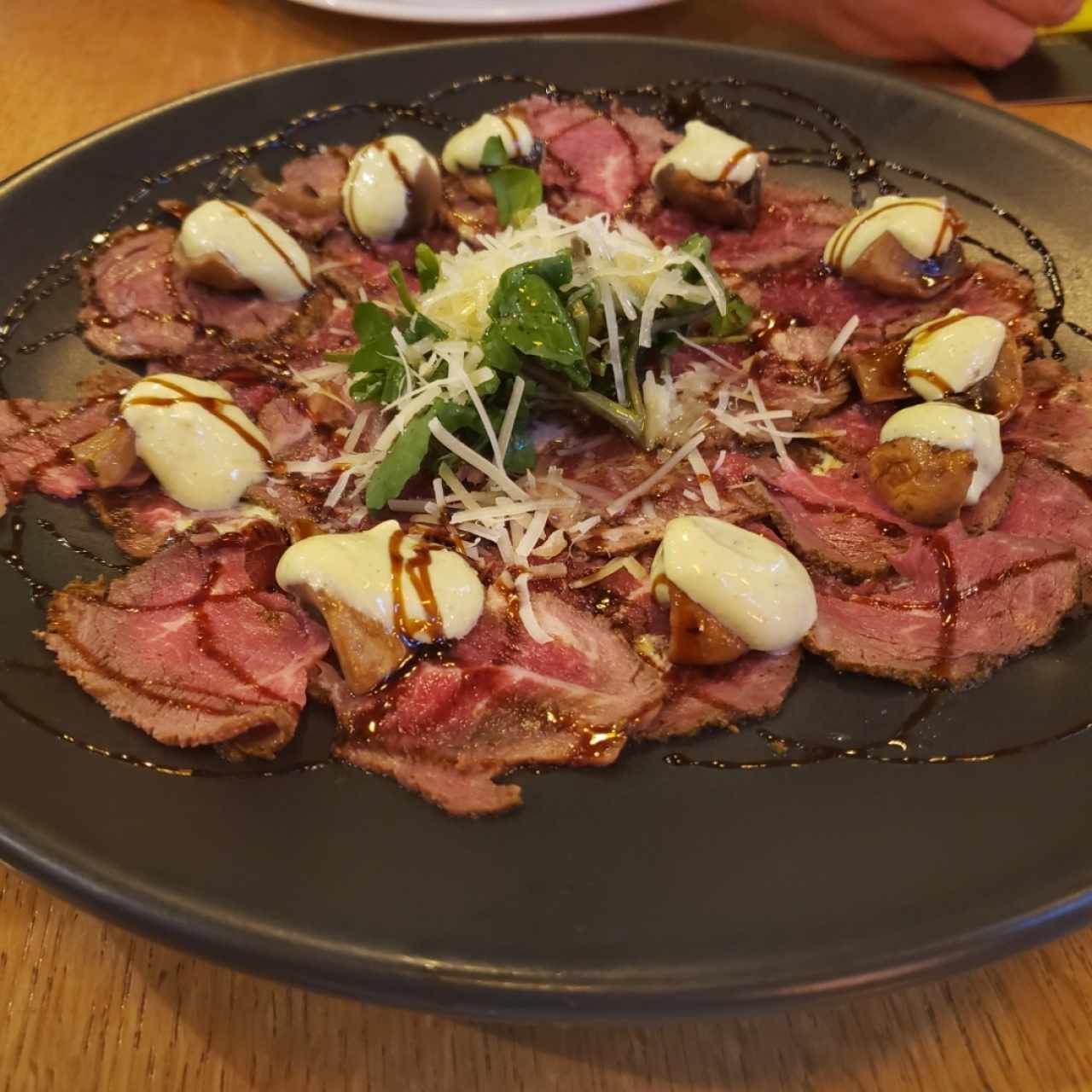 Carpaccio de Res con Costra de Especies