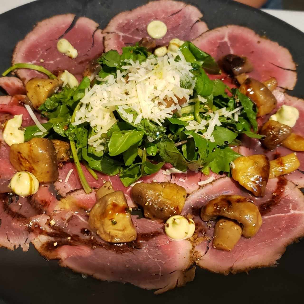 Carpaccio de Res con Costra de Especies