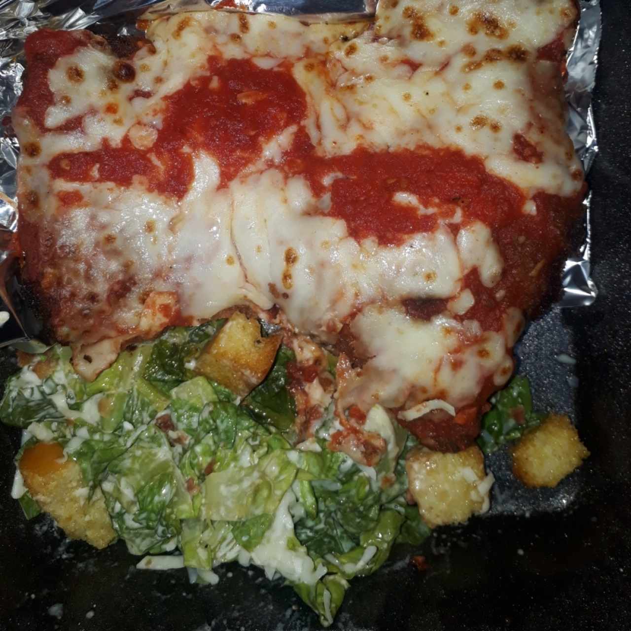 Monster Parmigiana con Ensalada César