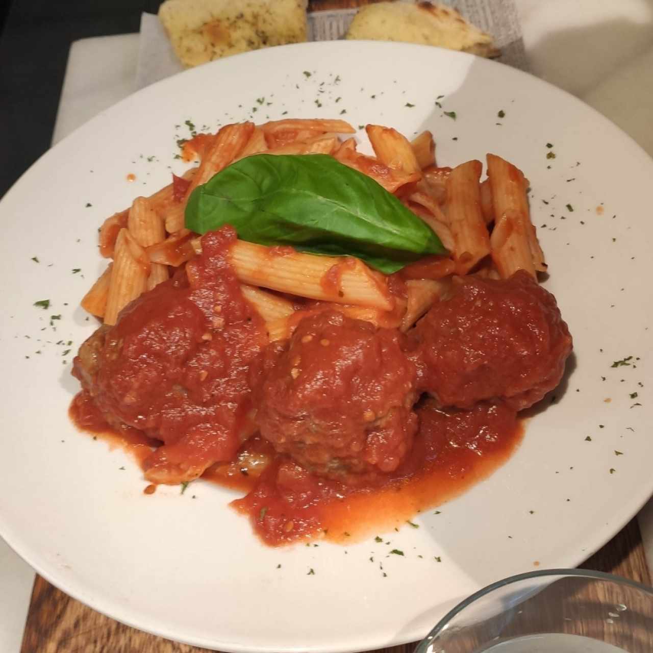 penne con albóndigas