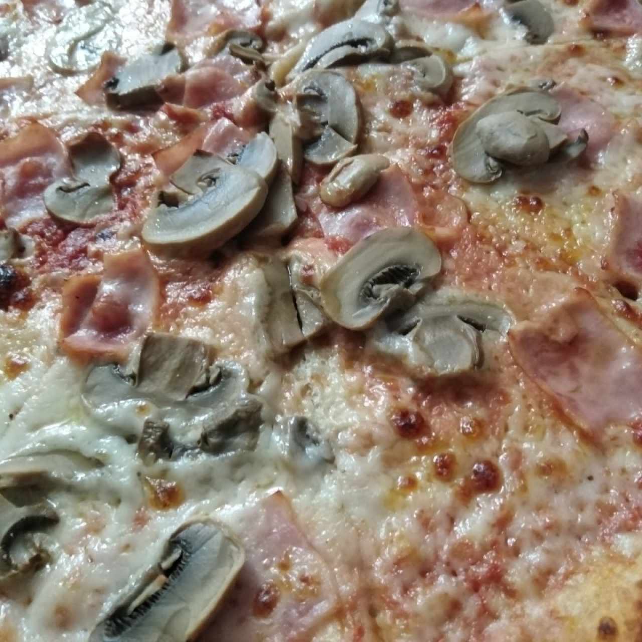 Pizza jamón y hongos