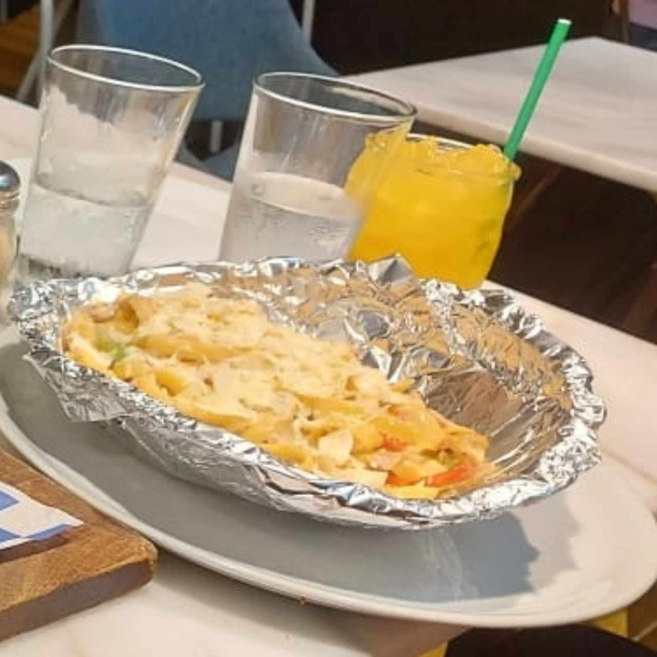 Cartoccio de pollo y Jugo de Maracuyá