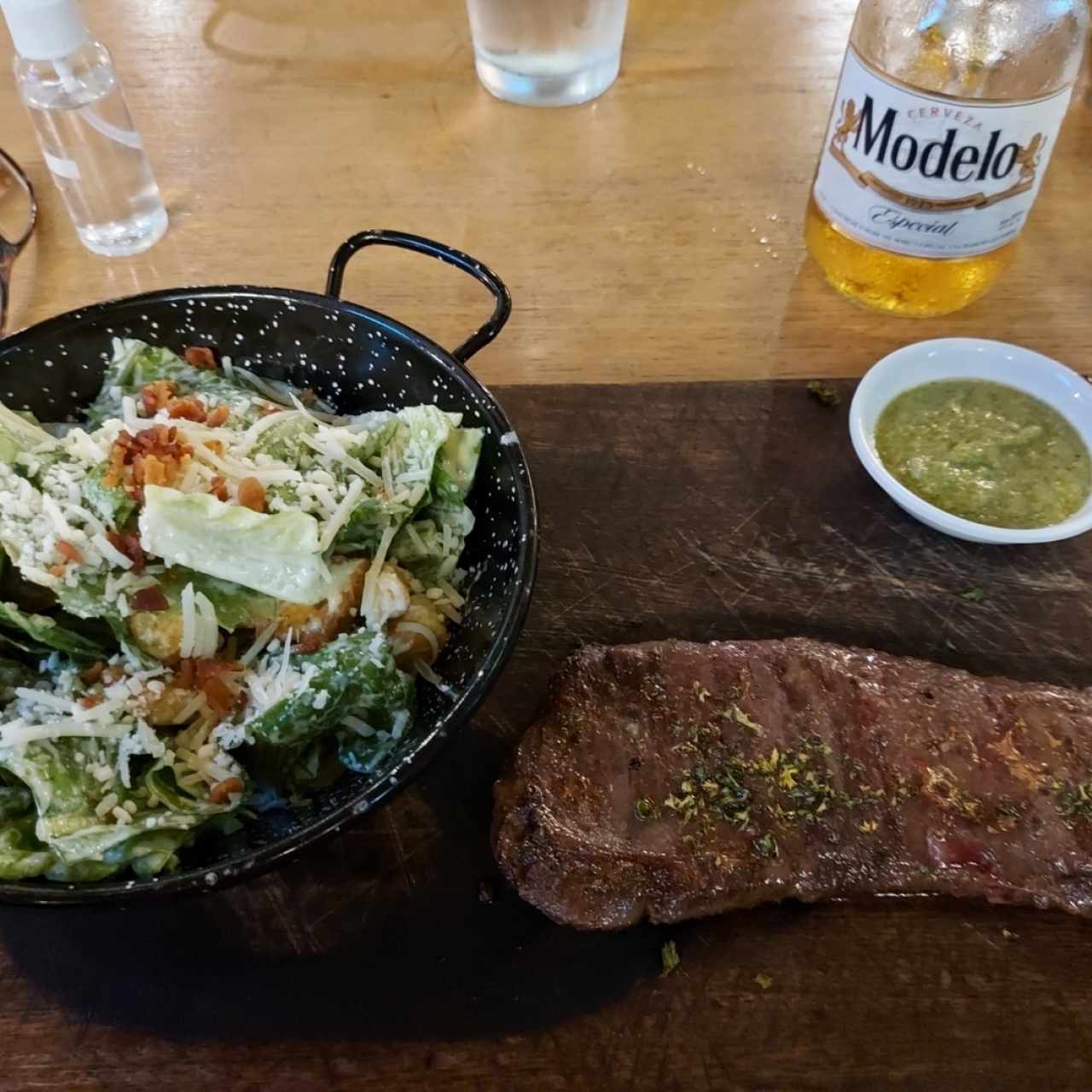 Entraña con Ensalada Caesar y Modelo