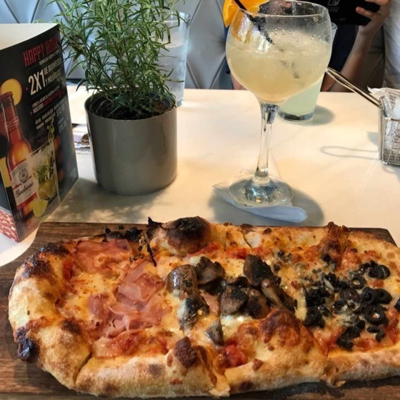 pizza con hongos, jamon.. Margarita en las Rocas💙💙