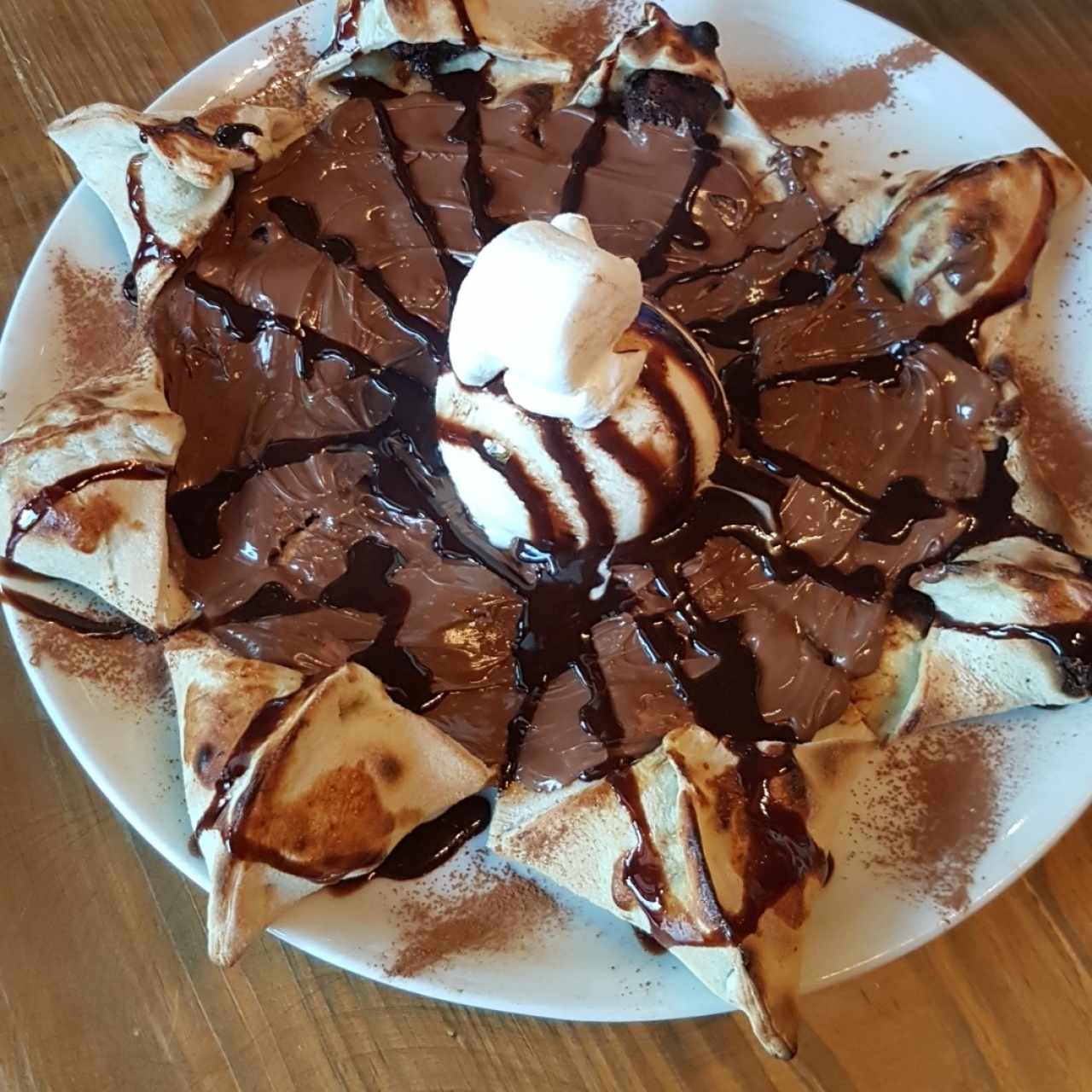 Pizza Estrella de Nutella y helado con los bordes rellenos de chocolate