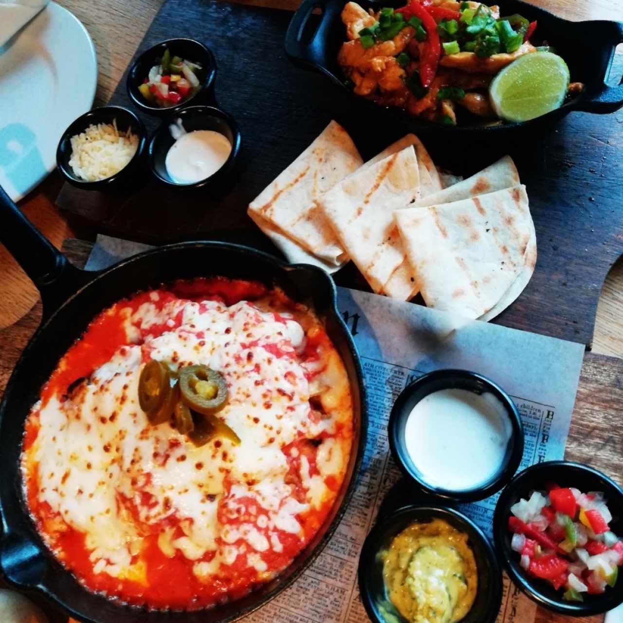 Fajitas de pollo con quesadillas y nachos pizza