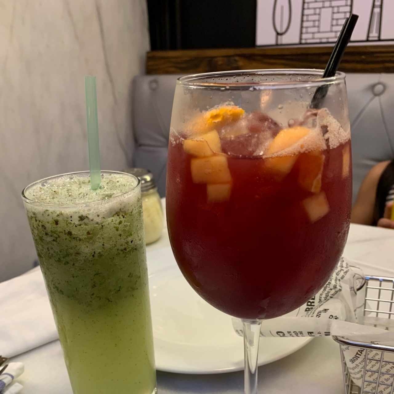 limonada con menta y sangria vino tinto