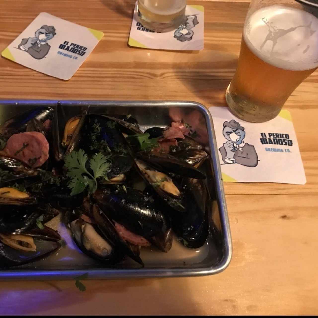 Mejillones en cerveza, con chorizo, culantro y jengibre