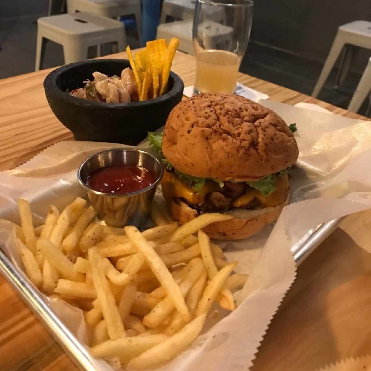 Perico Mañoso Burger y Ceviche de Maracuyá