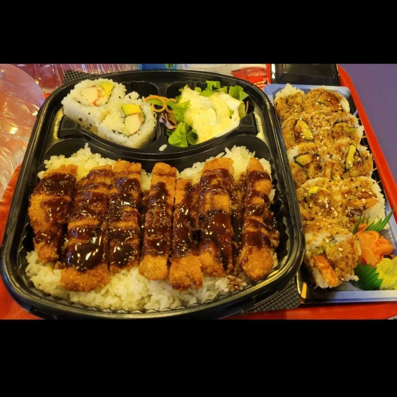 Puerco tonkatsu y sushi de camarón 