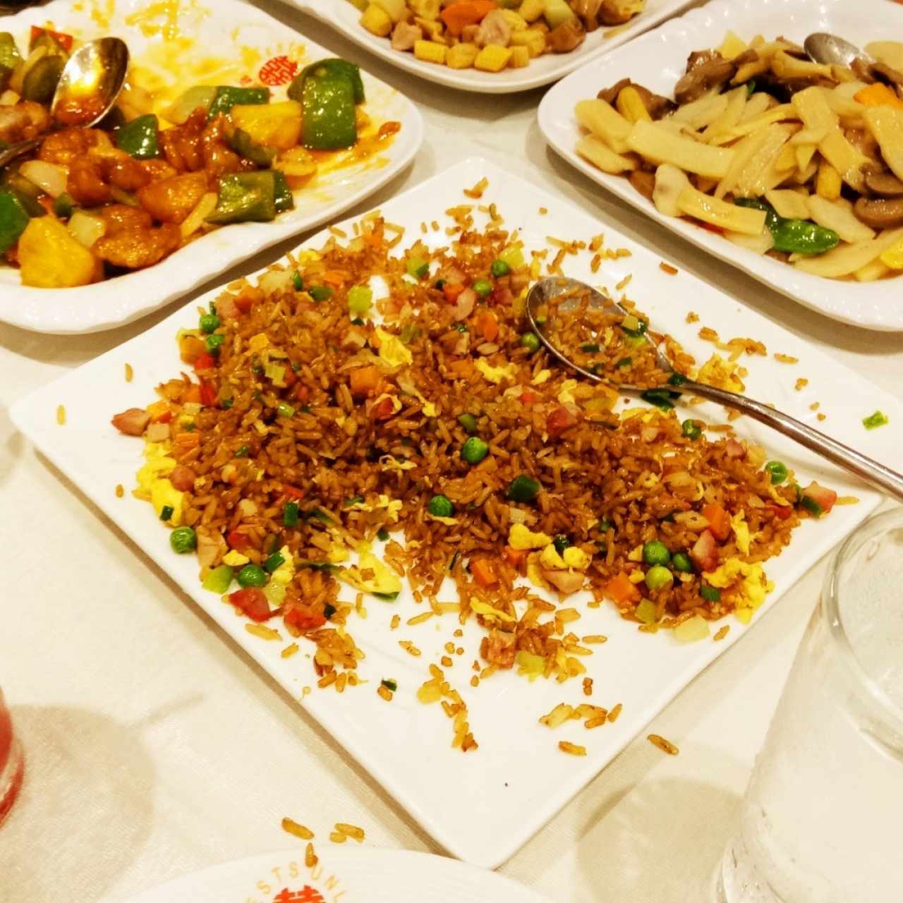 promoción 4 platos, arroz de puerco, corvina, gallina con pepitas de Marañón y costilla agridulce