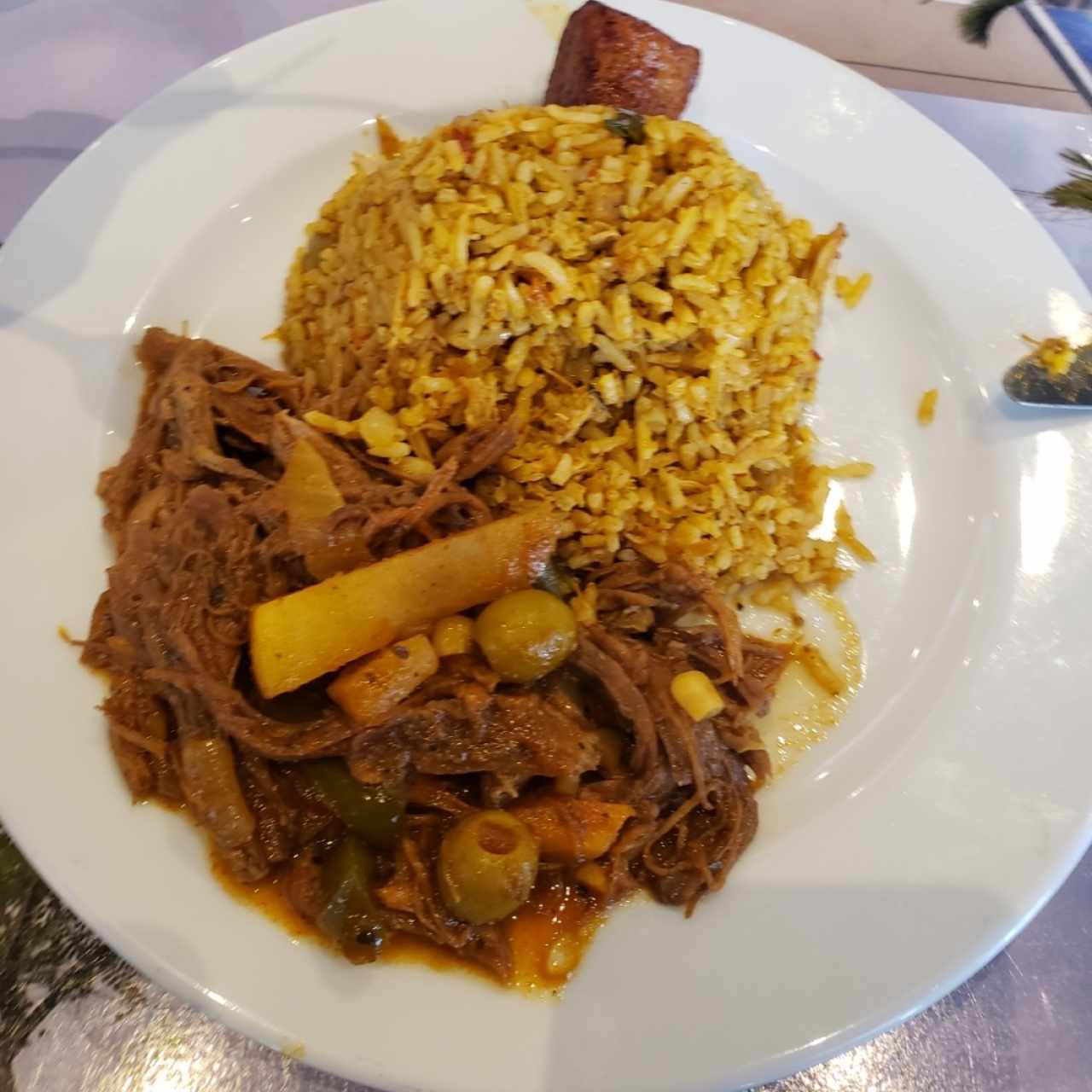 Ropa Vieja, arroz con pollo y plátano en tentación