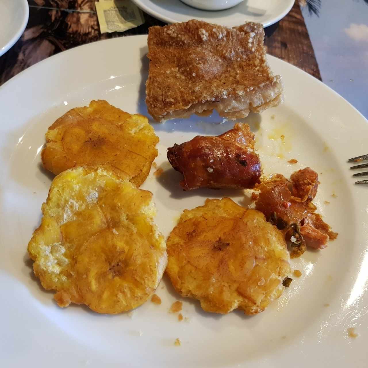 chicharron, choizo santeño y patacones